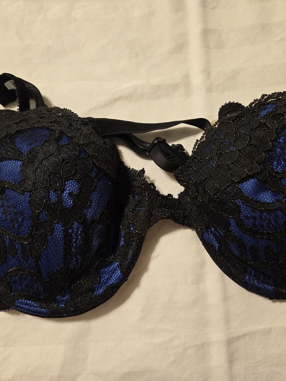 Victoria's Secret Black & Blue Lace Underwire Bra Size 36B
